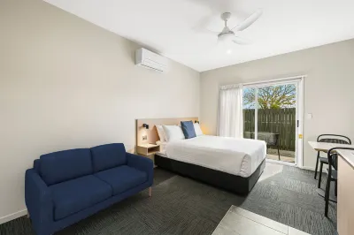 Avenue WEST Studio Units Hotels near University of Southern Queensland Art Collection