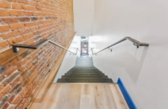 鄉村工業風閣樓帶法院景觀三卧室公寓