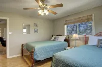 Fantasy Oaks Lodge 4 Bedroom Home by RedAwning Hotels in Aransas Pass