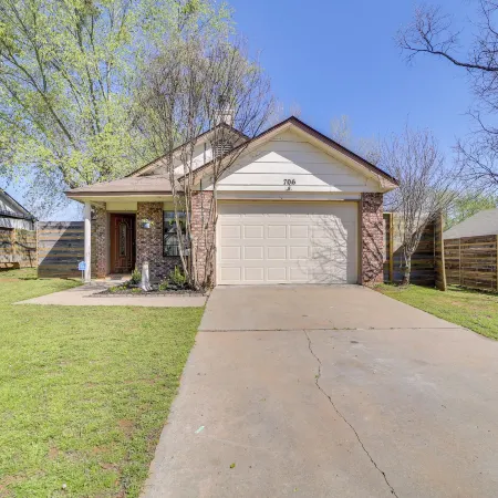 Barling Vacation Rental: Fenced-in Yard w/ Hot Tub