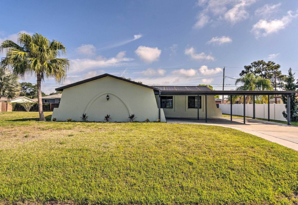 Bright Venice Home with Yard Less Than 4 Miles to Beach! - Housity