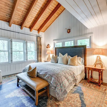 Chic Highlands Cabin Retreat w/ Deck + Office!