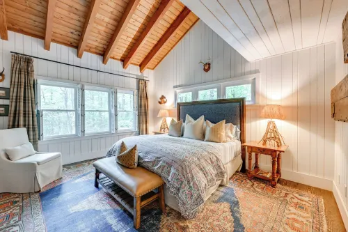 Chic Highlands Cabin Retreat w/ Deck + Office! - parking