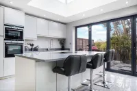 Mount Park Rd Flat Hotels in Ruislip