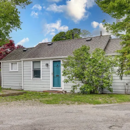 1 Mi to Ferry Sea Street Cottage in Hyannis