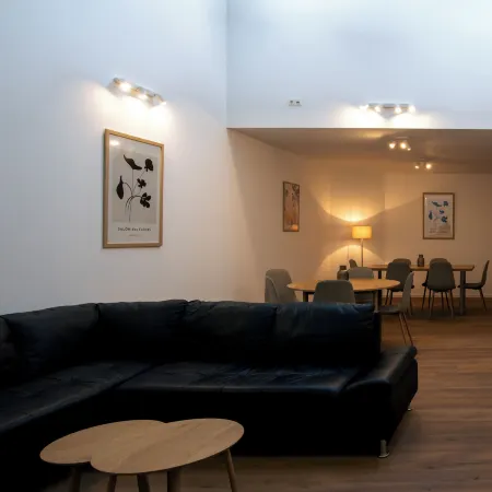 Moderne Stadt Zimmer mit eigenem Bad