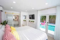 Flamingo Retreat Steps to Downtown Pool Home - พร้อมระเบียง