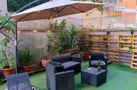Lanzies Guesthouse Hotel dekat Vila Carpegna