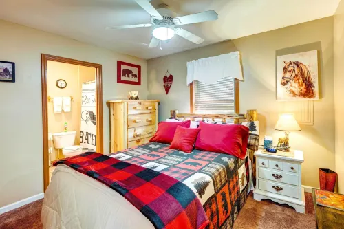 Scenic Marble Cabin w/ Fire Pit! - parking