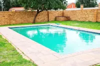 The Wilcrest Apartment - piscina