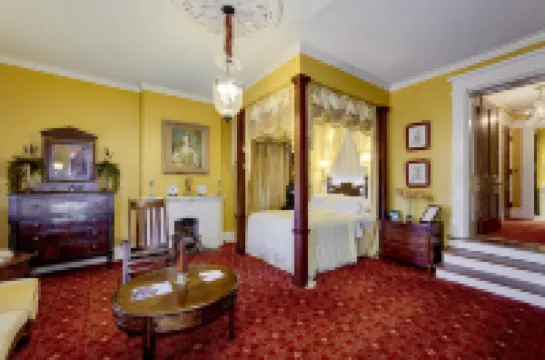 Anchuca Historic Mansion & Inn