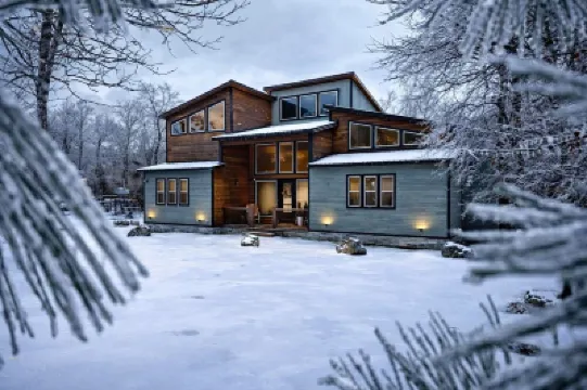 Unwind, Play, and Make Memories — Your Perfect Getaway Awaits! Beautiful Creek! Hotel a 