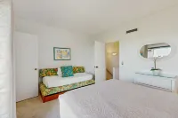 Oceanview Condo with Beach Access, Pool, Tennis Courts and Private Patio