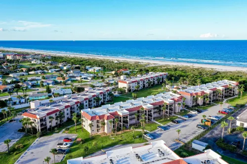 Dreamy Oasis on the Beach With Balcony, Pools, gym & Ocean View - Dog-friendly