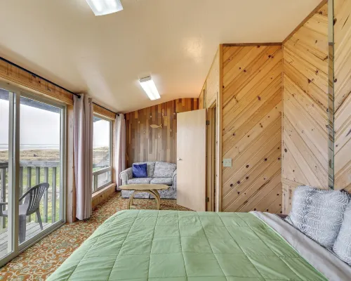 Sanderling Sea Cottages, Unit 3 w/ Private Balcony Hotels in Waldport