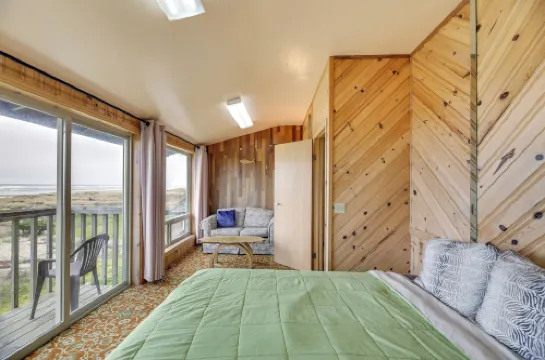 Sanderling Sea Cottages, Unit 3 w/ Private Balcony