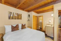 Treehouse 107 Building G - مسبح