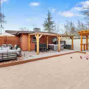 West Sedona Gem with Hot Tub, Walk to Trails, Shops & Restaurants Hotel Exterior