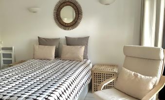 Magnific Studio with a Cozy Garden, 5 Minutes to the Beach