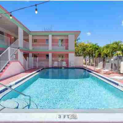 Pool - Free Parking - Apartment - 500 Feet from Beach Fitness & Recreational Facilities