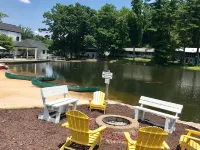 Stone Studio Lakefront Pool Access Hotéis em Flat Rock