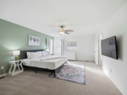 Ark & Creation Retreat For 12! Hotels in Walton