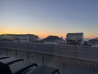 Spacious ocean-view 4-BR house in Sunset Beach, 1 min walk to beach - Boutique