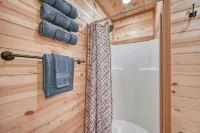 舒適小屋帶篝火坑和燒烤設備，距離主街10分鐘