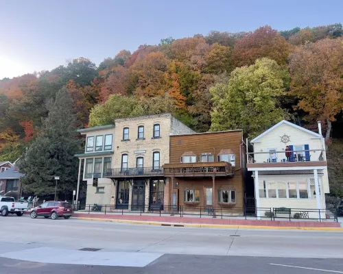 American House 1854- Pocket City Penthouse, 2 Bedrooms, Full Kitchen & Dining Hotels in Mendon