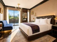 Whisky Hotel Hotels near بيفرلي سنتر
