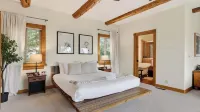 Pines & Stone by Avantstay Heated Pool + Hot Tub + Fire Pit + Fish Pond Mins to Lake + Village