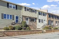 Steps to Shore! Family-friendly Getaway in Hampton - Homestays
