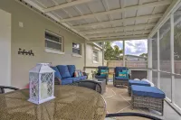 Merritt Island Oasis w/ Pool ~ 7 Mi to Beach! - parkir