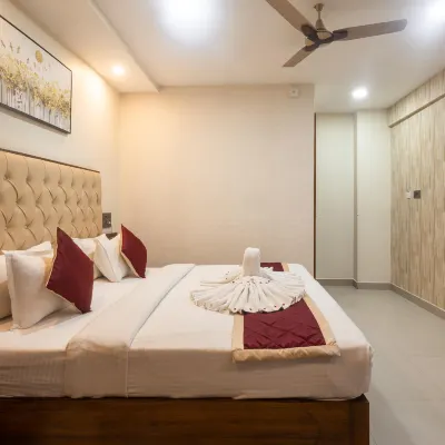 Saavees Residency Hoteles cerca de Centro comercial Orion Mall