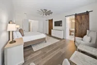 Playin Hooky 4 Bedroom Home by RedAwning - Parvekkeita