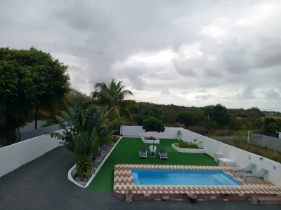 Villa Bella is 5 Mins from the Beach with Amazing Garden Overlooking the Pool Hoteles en 