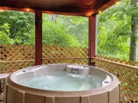 Secluded Mountain Cabin by the New River l Hot Tub + Game Room l Pet-Friendly - 2-Star