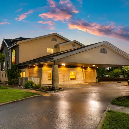 Super 8 by Wyndham Winnipeg West