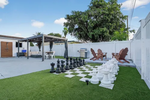 Hollywood Private Pool | Giant Chess | Golf Games - مسبح خاص