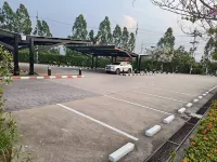 The  28th  Hotel - parking