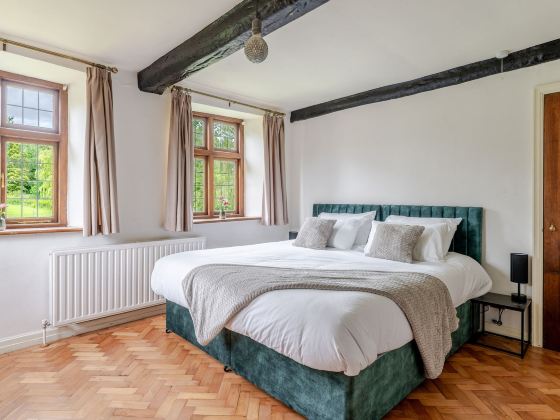1641 Historic Farmhouse Sleeps 16 Bath Bristol