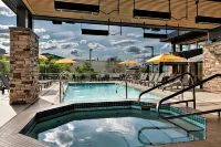 Delta Hotels by Marriott Kamloops - Pools