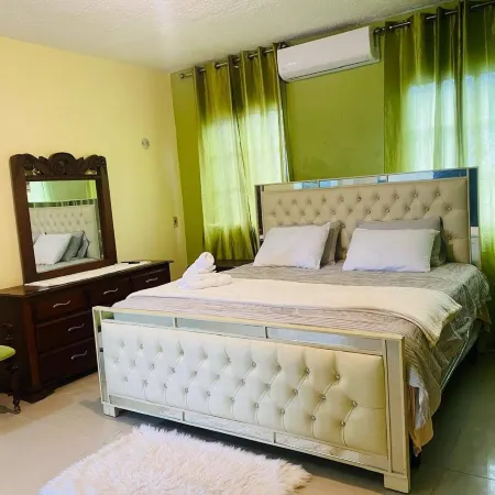 Paris London House in Samana