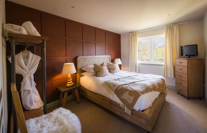 Luxury Riverside Lodge with Hot Tub (Sleeps 6)