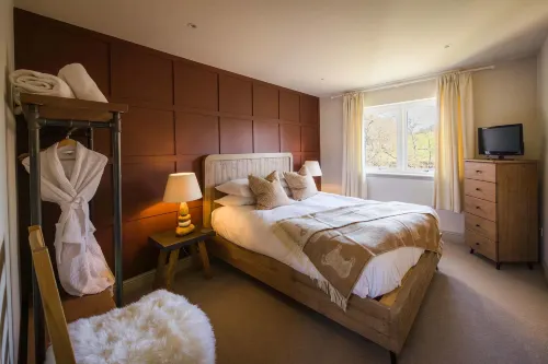 Luxury Riverside Lodge with Hot Tub (Sleeps 6) - С тренажерным залом