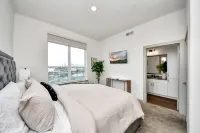 Luxury Houston Apartment: Rooftop Pool, City Views & King Beds Near Downtown - Condos