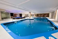 Sheraton Laval Hotel - Pools