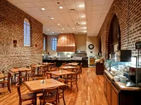 Embassy Suites by Hilton Charleston Historic District Hotel berhampiran Dataran Marion