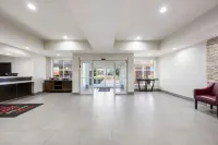 Red Roof Plus+ & Suites Birmingham - Bessemer - parking
