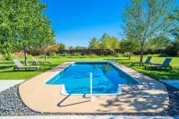 Casa Boots & Bubbly w/ Pool, Sleeps 14 - Wifi